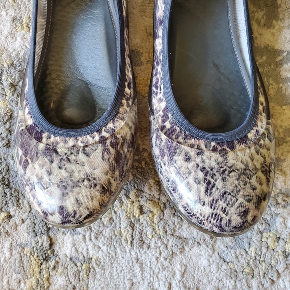 JA-VIE Snake Print Jelly Flat Shoes - Picture 7 of 13